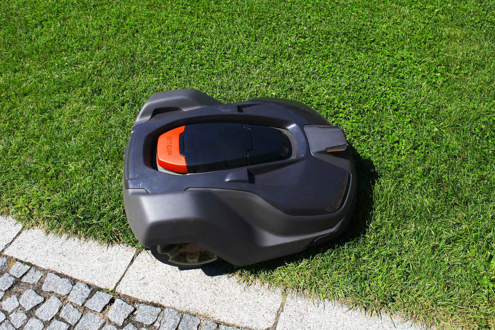 Robottiruohonleikkuri on nurmikolla.