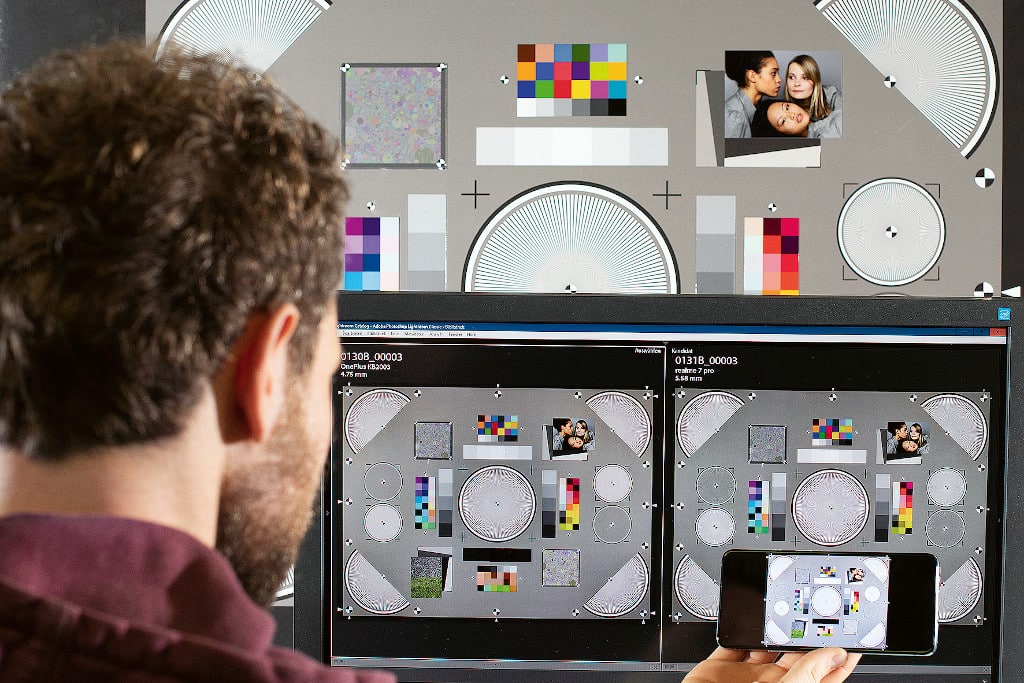 Henkilö katsoo tietokoneen näytöllä näkyviä grafiikoita.