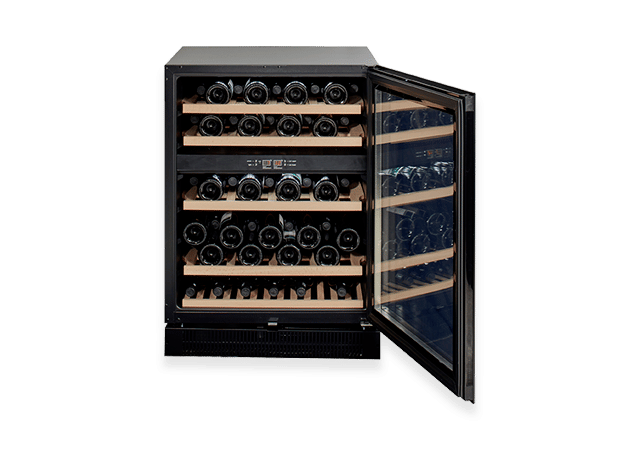 Viinikaappi, jonka sisällä on viinipulloja.