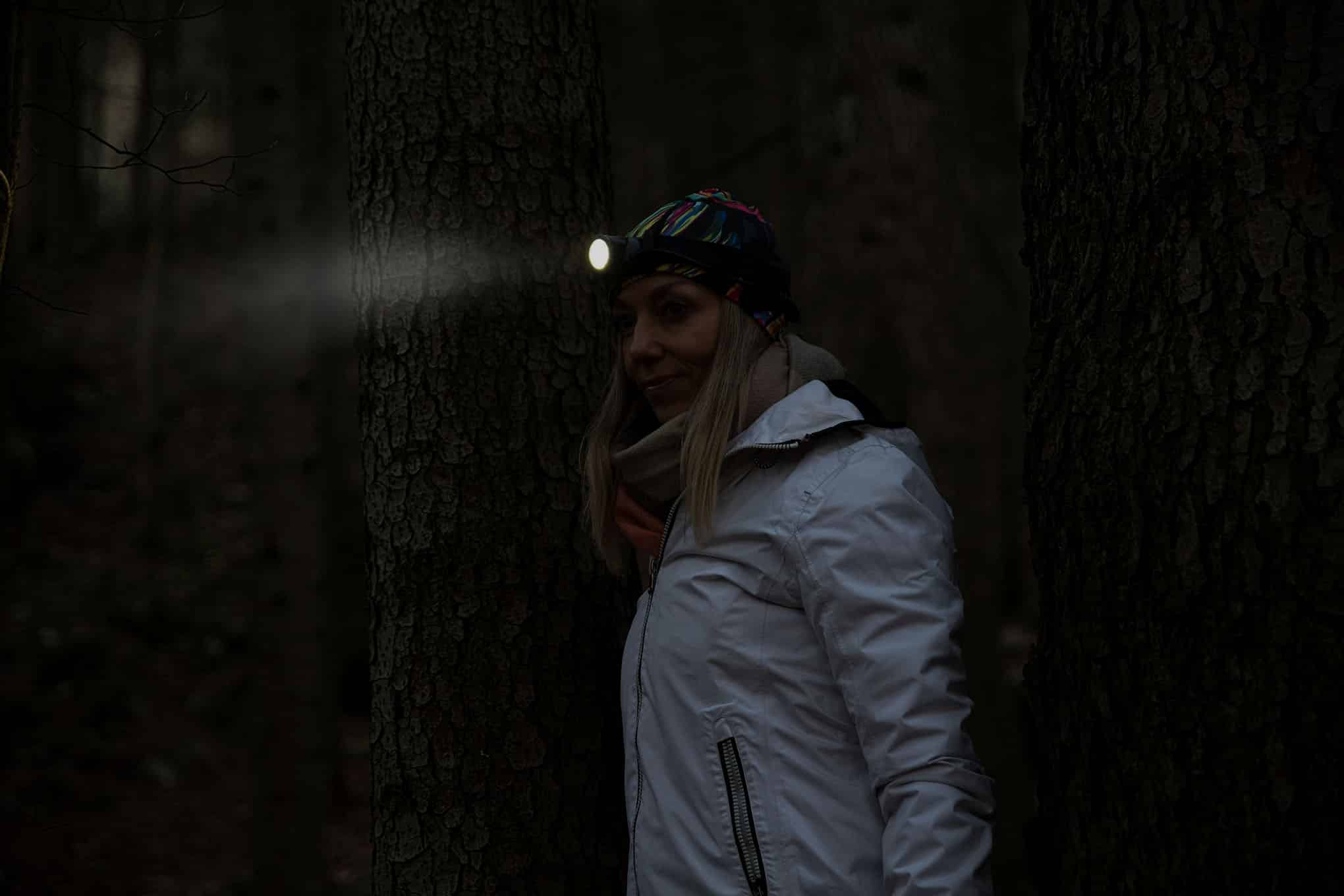 Henkilö, jolla on päässään otsalamppu.