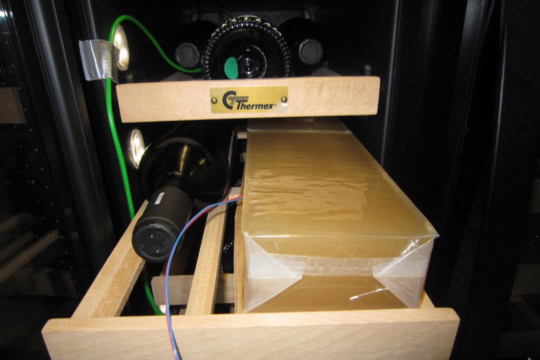 Viinikaapissa on viinipulloja, lämpömittareita ja pulloa simuloiva testipakkaus.