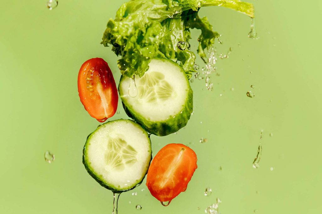 Miten kurkkua ja tomaattia kannattaa säilyttää jääkaapissa?