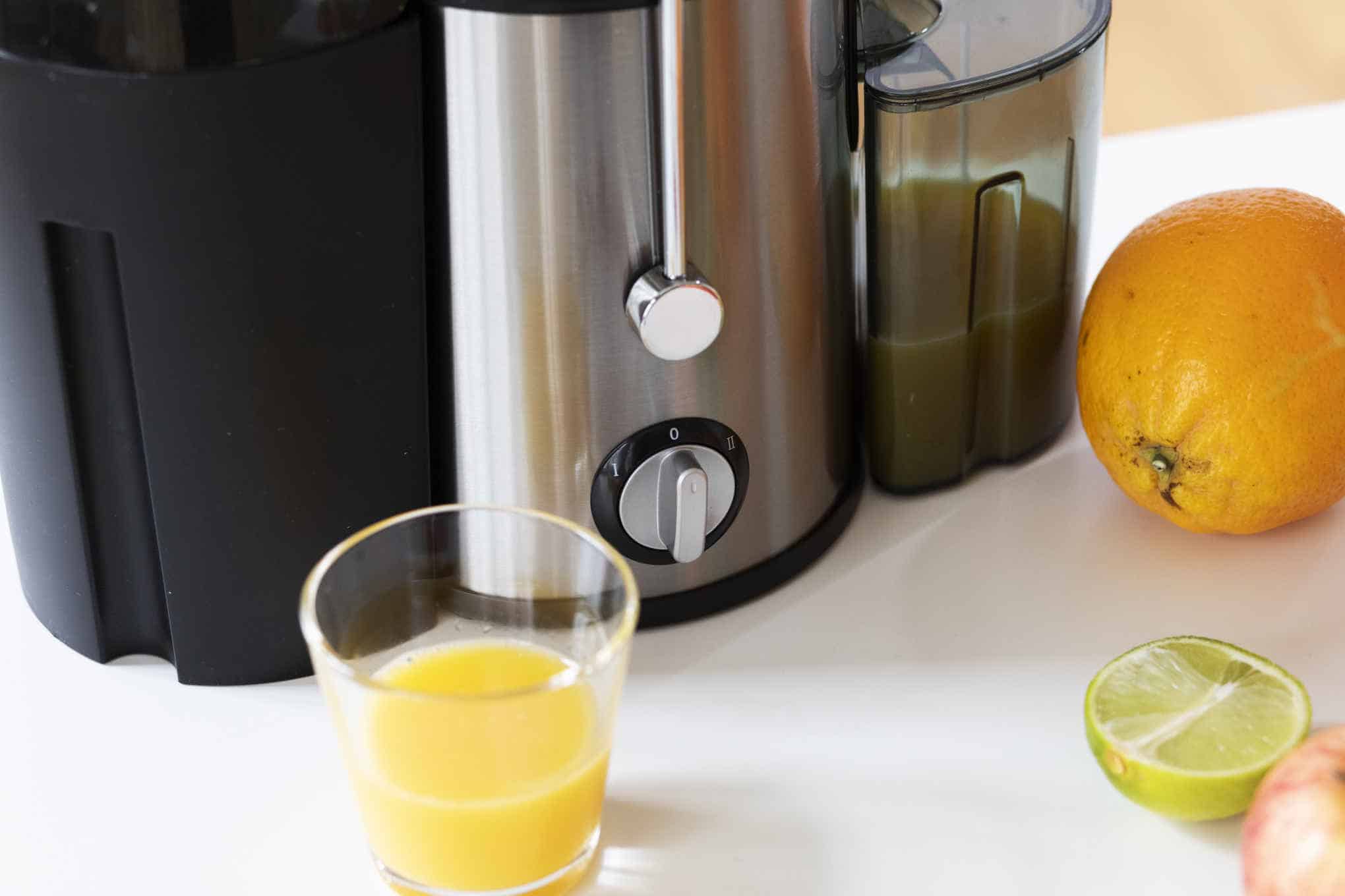 Mehulinko, lasillinen appelsiinimehua ja appelsiini.