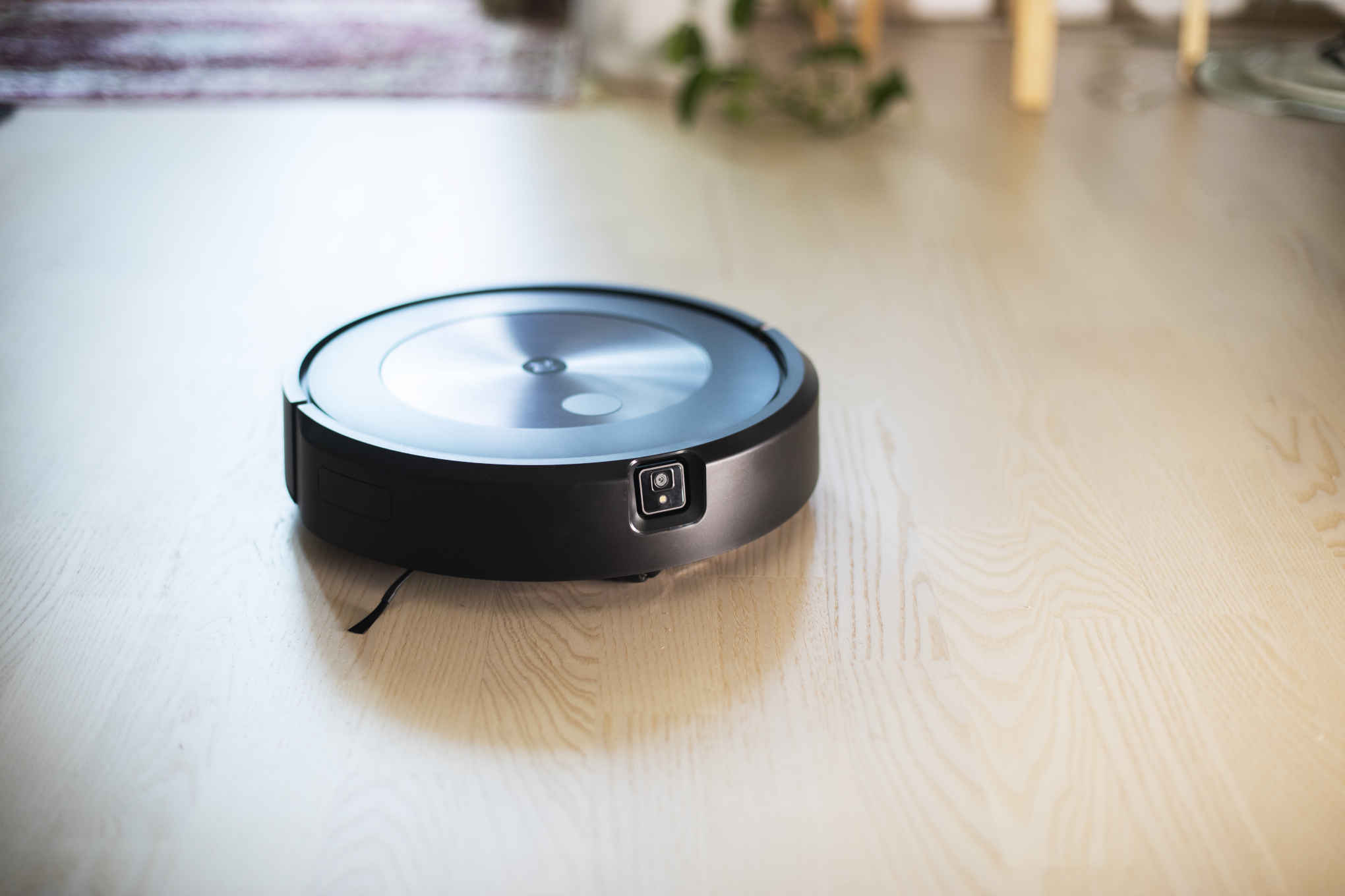 Robotti-imuri, joka on huoneen lattialla.