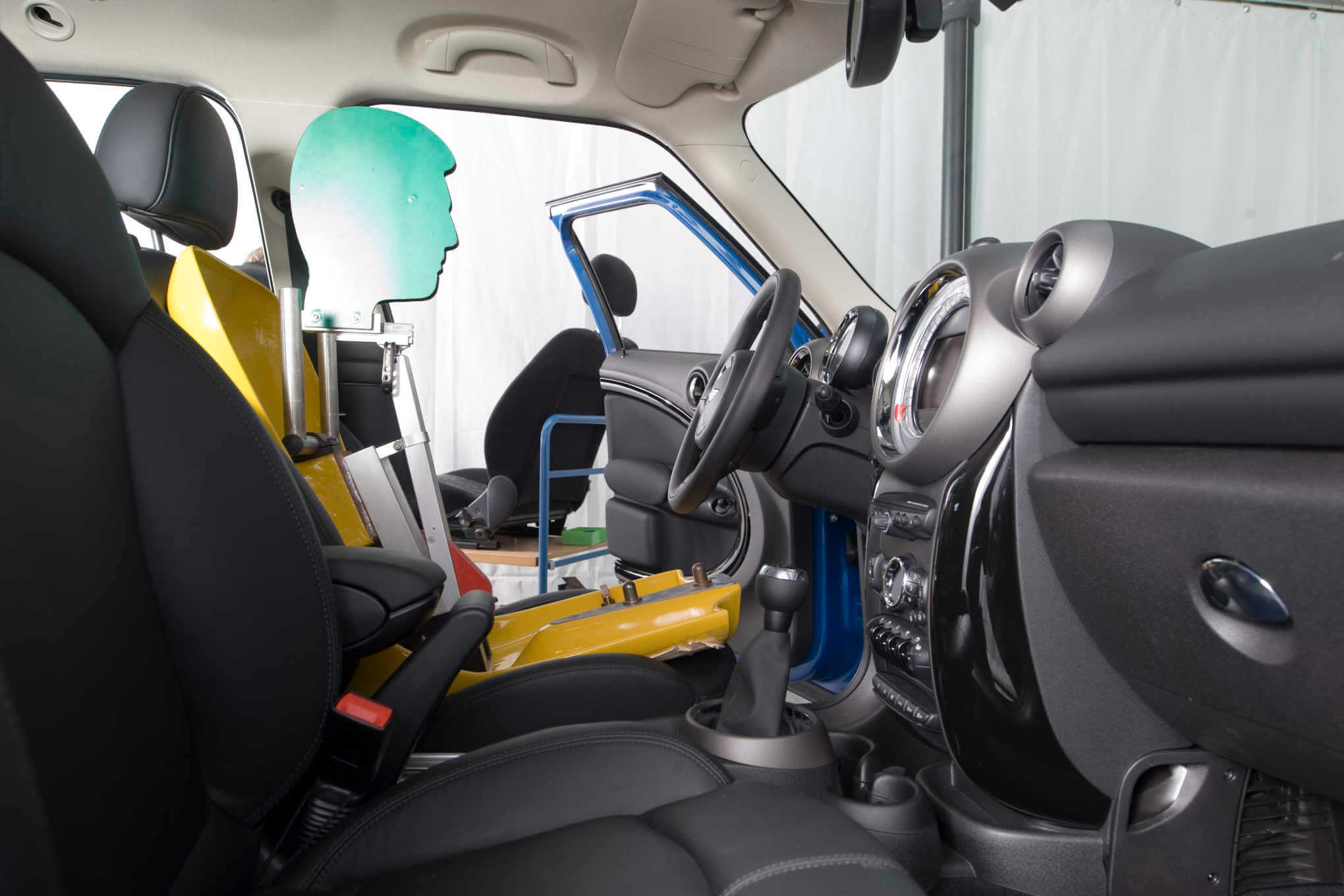 Auton matkustamon tilojen mittausta testinuken avulla.