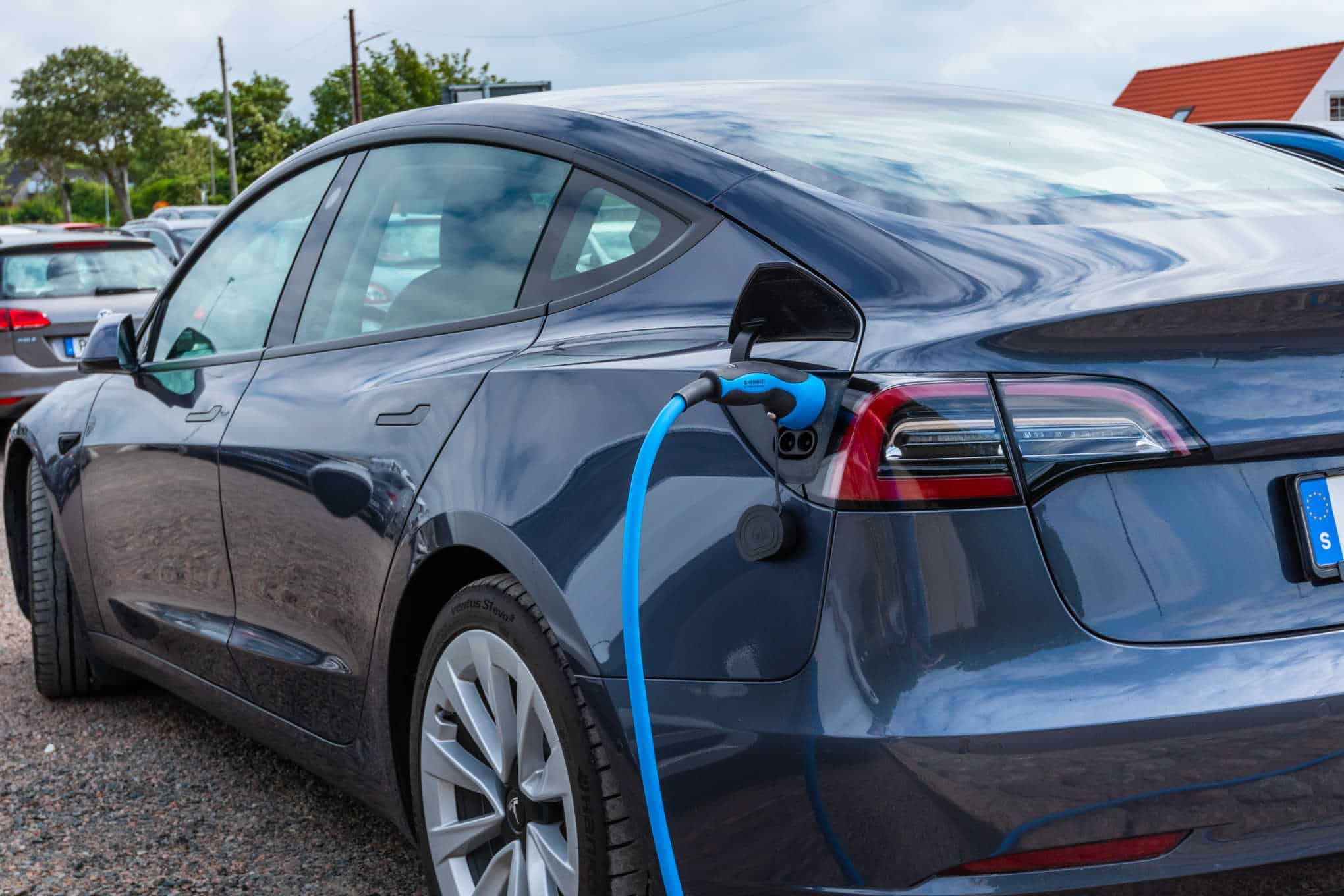 Tesla, jossa on laturi kiinni.