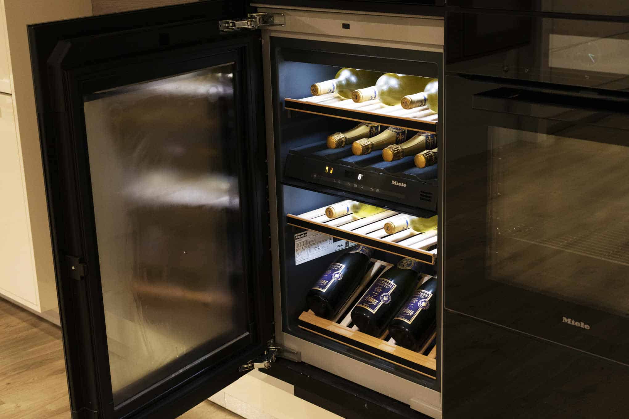 Viinikaappi, jonka sisällä on viinipulloja.