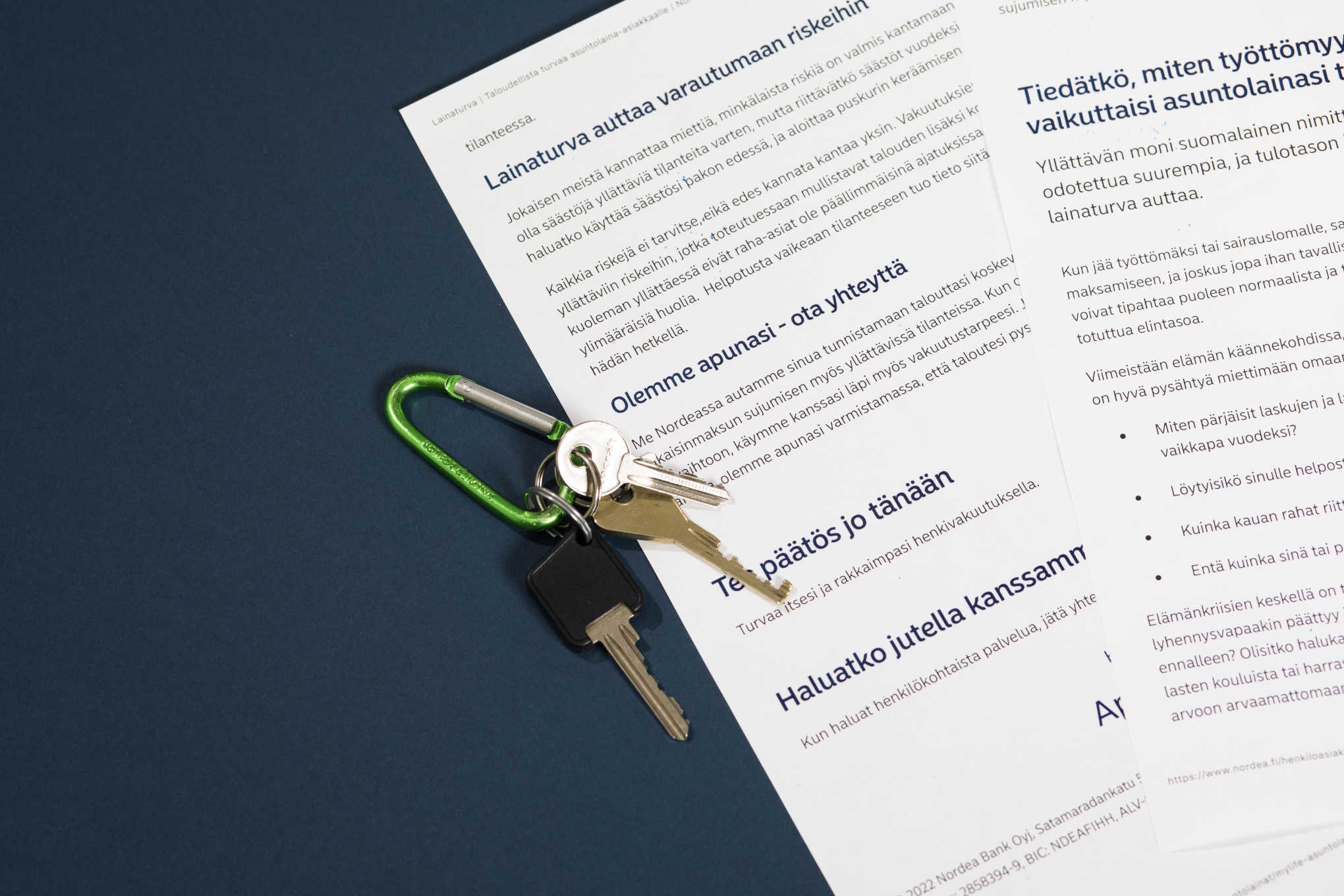 Kaksi A4-kokoista paperia ja avainnippu.