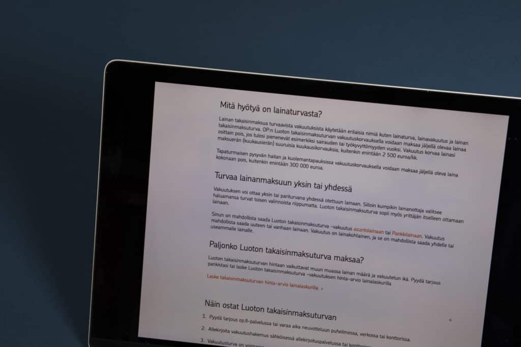 Tekstiä tabletin ruudulla.