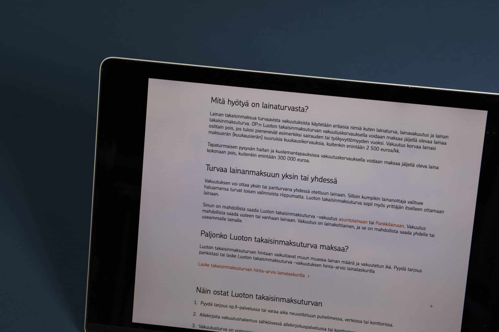 Tekstiä tabletin ruudulla.