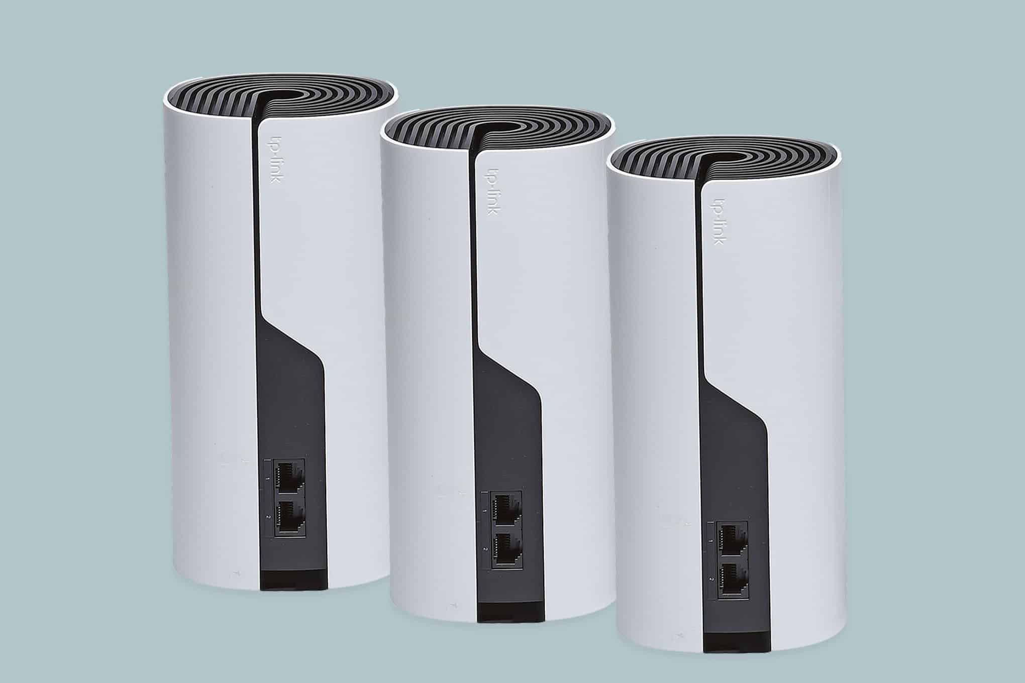 Kolme mesh-verkkolaitetta.