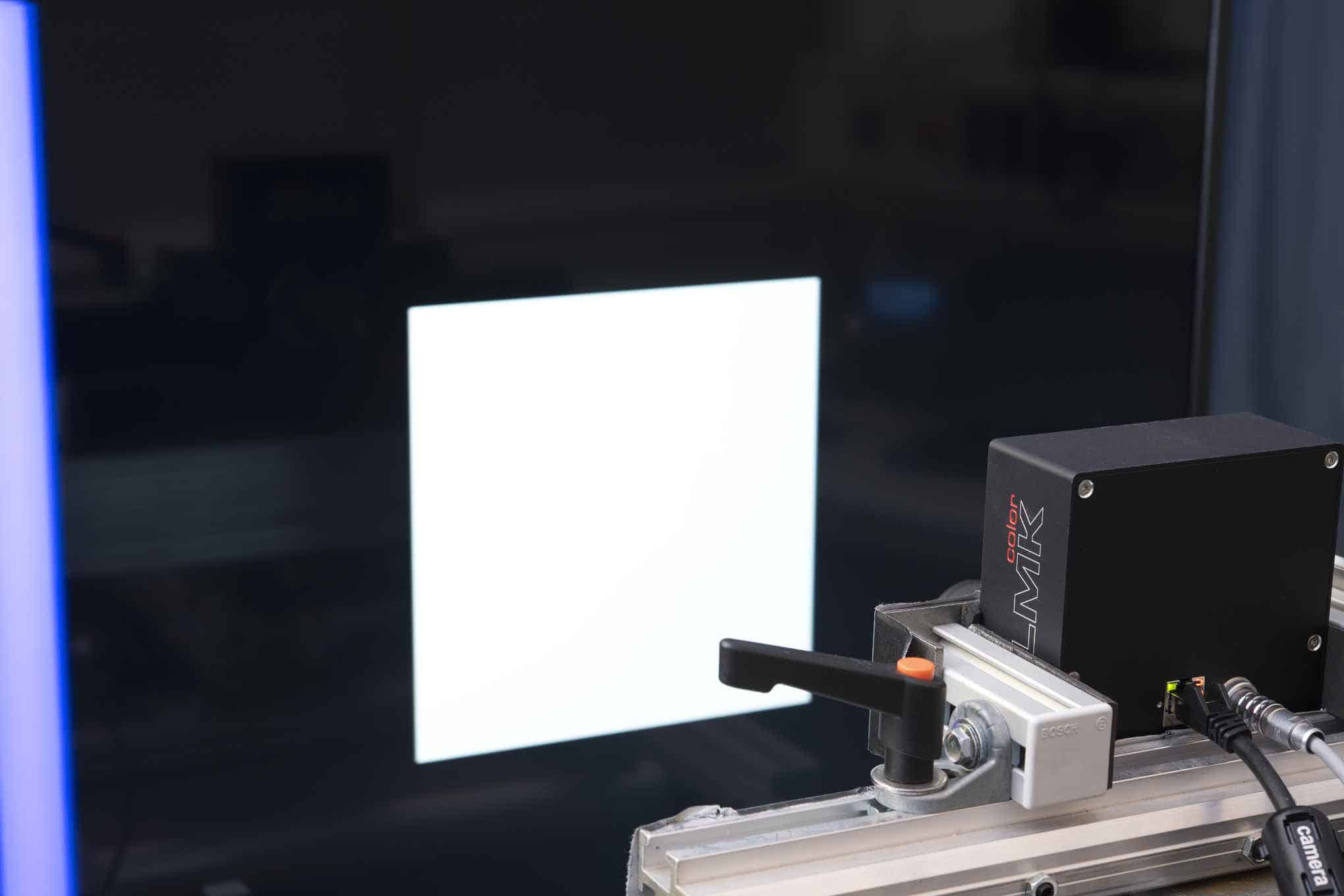 Television testauslaite laboratoriossa.