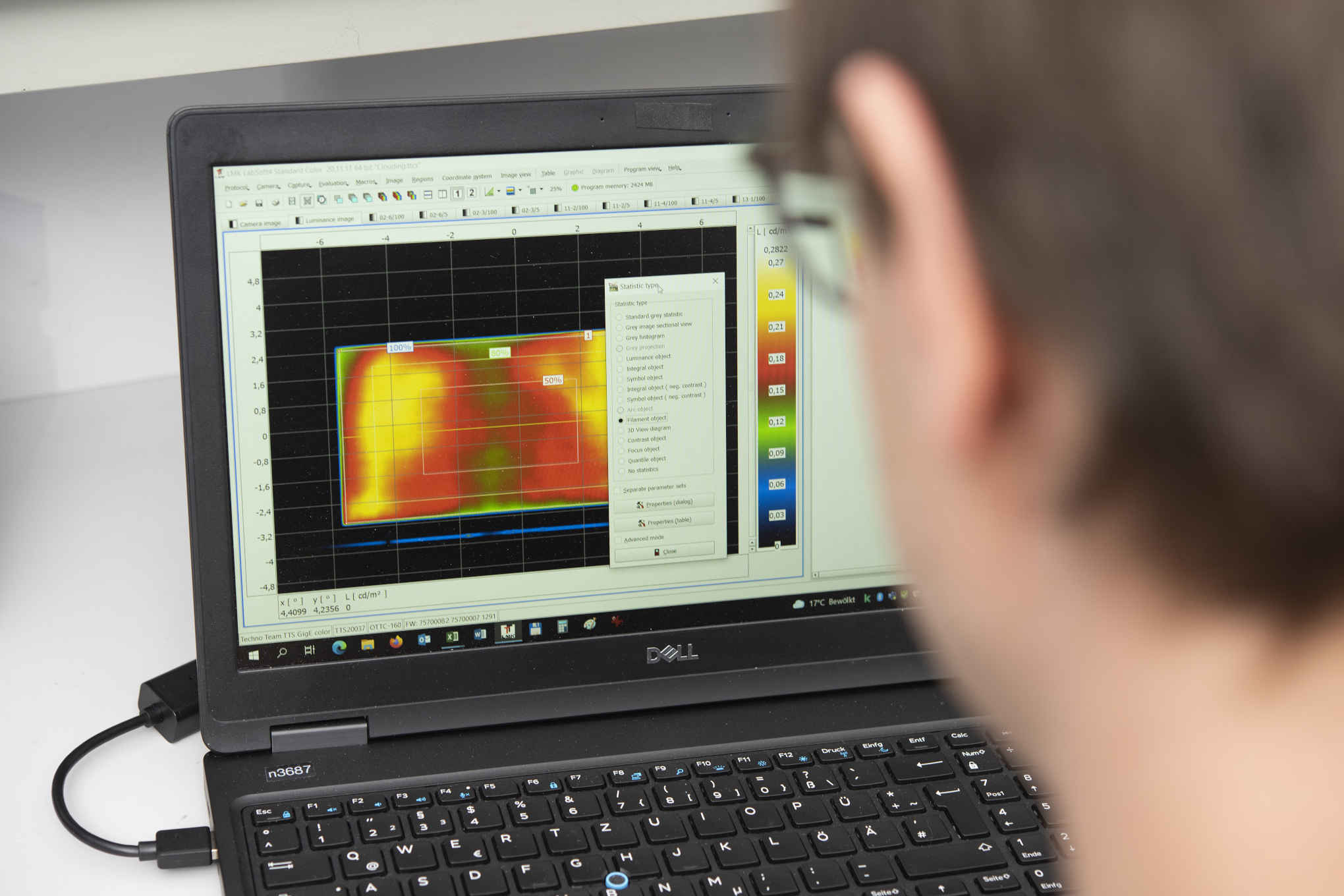 Henkilö katsomassa testituloksia.