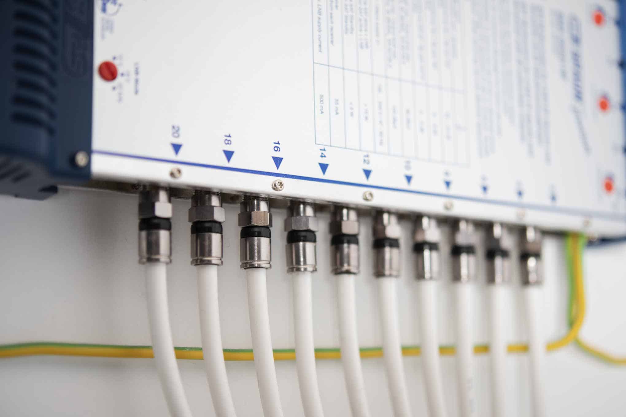 Kuvasignaalia välittäviä johtoja.