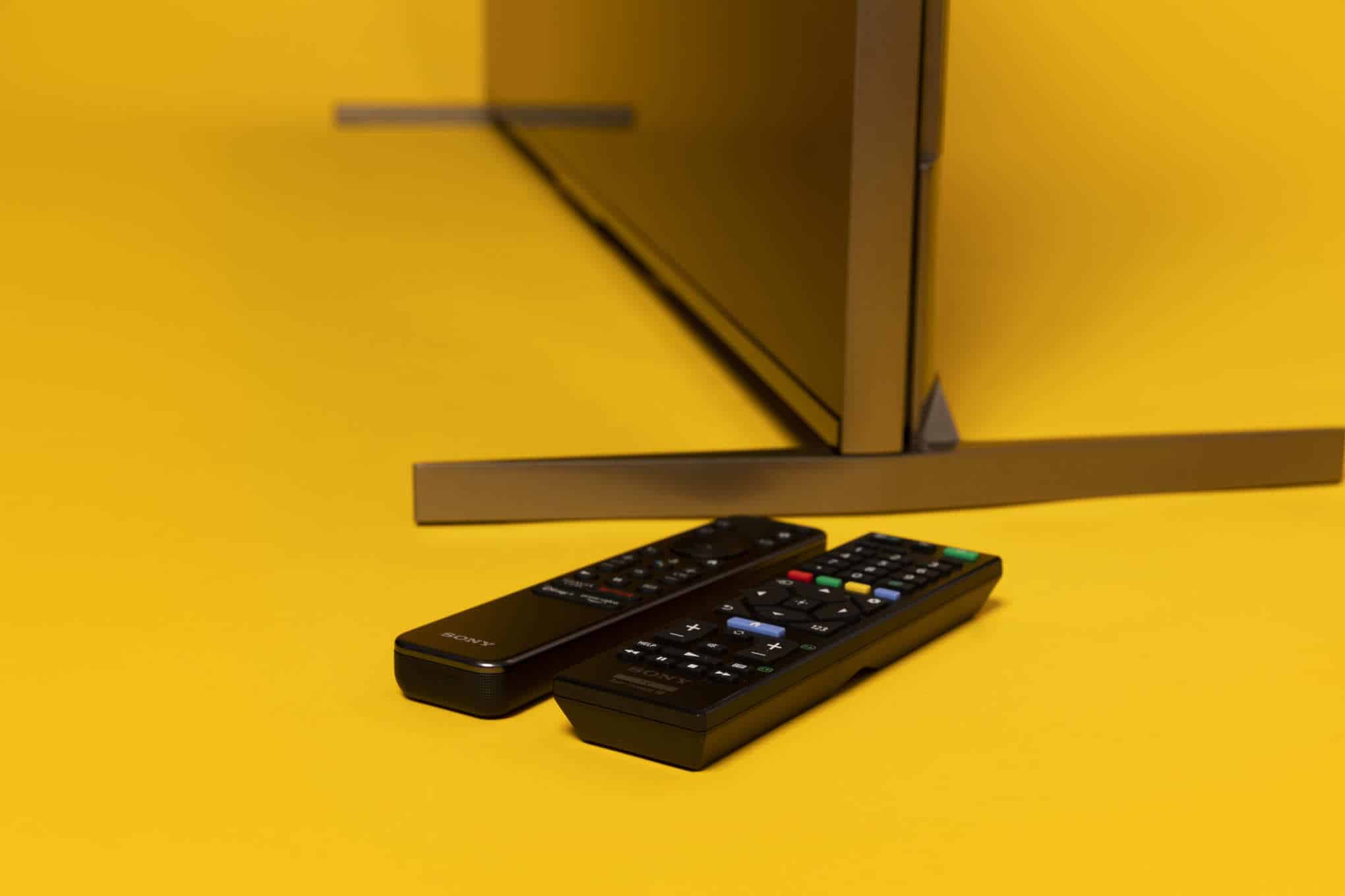 Kaksi kaukosäädintä television vieressä.