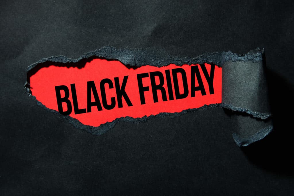 Black friday -teksti musta-punaisella värimaailmalla.