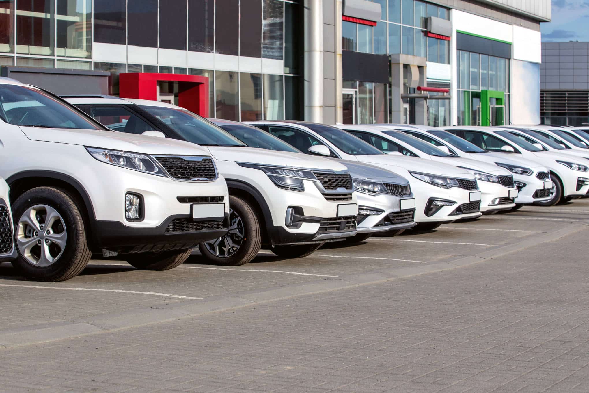 Autoja autokaupan edessä.