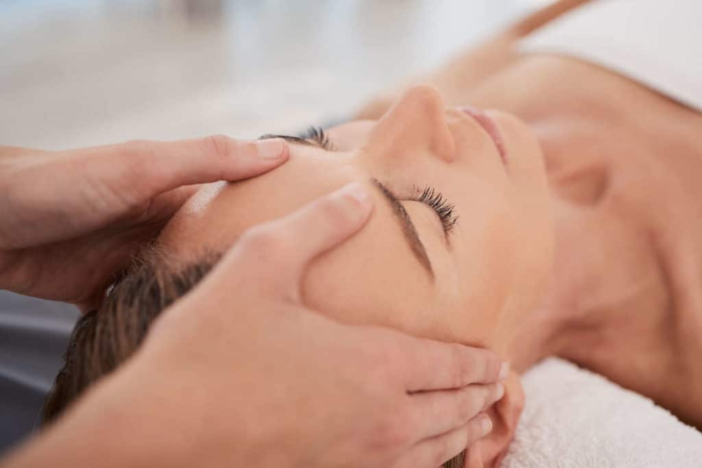 Lukijakysymys: Miksi Ainola saa yhä kaupata kasvohoitoja?