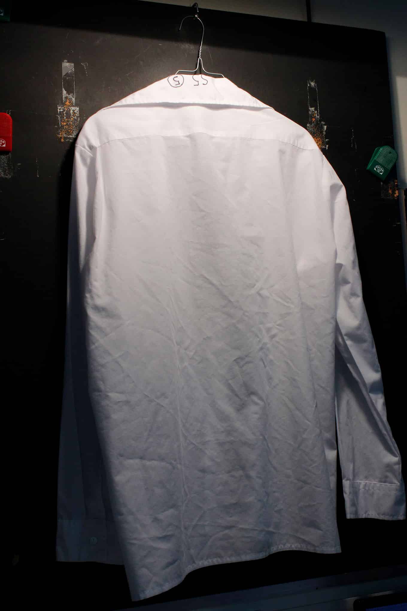 Valkoinen kauluspaita.