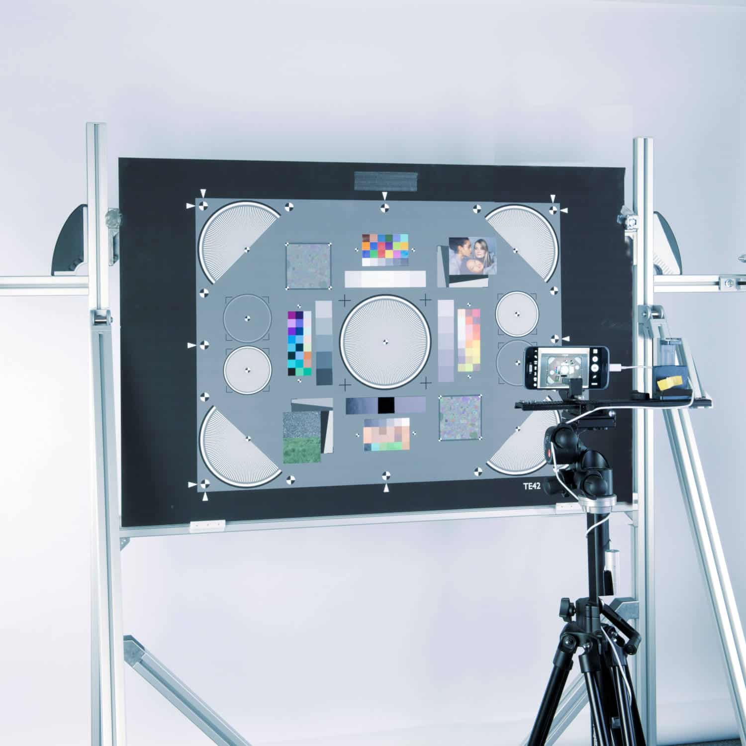 Älypuhelin ja testitauluja.