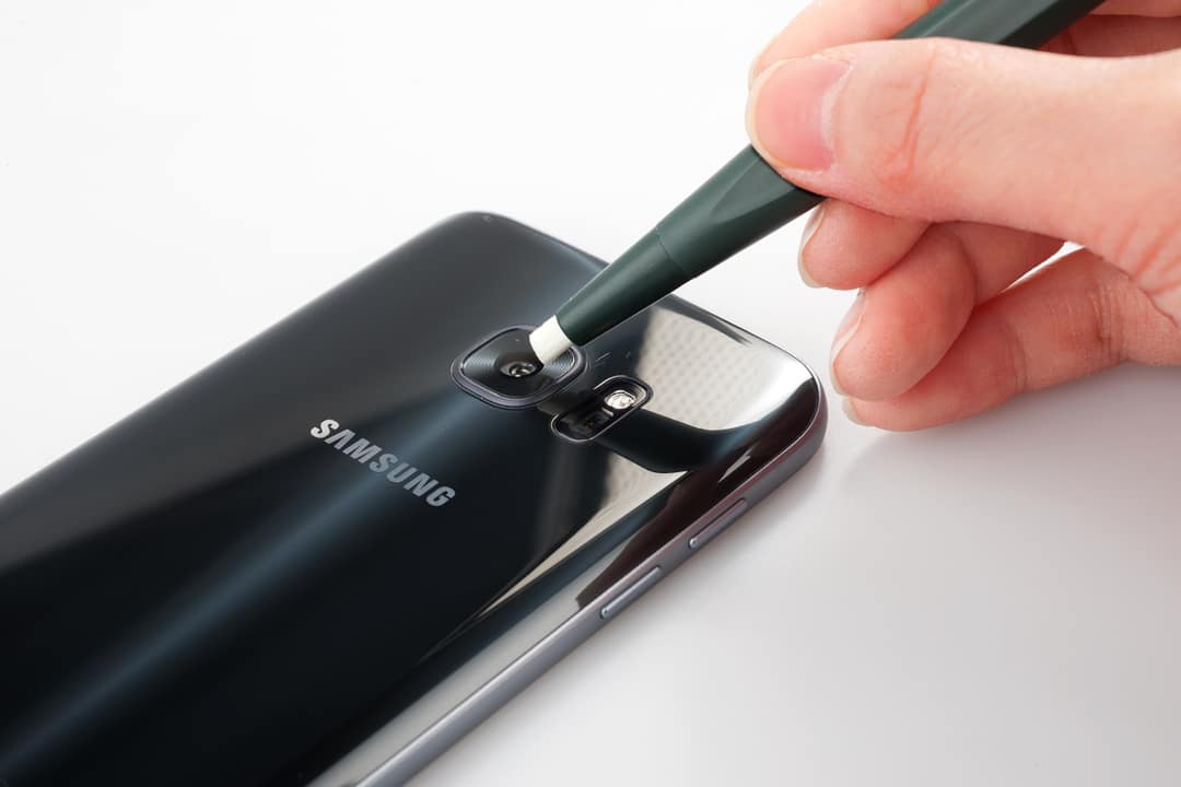 Älypuhelimen kameran linssiä naarmutetaan.