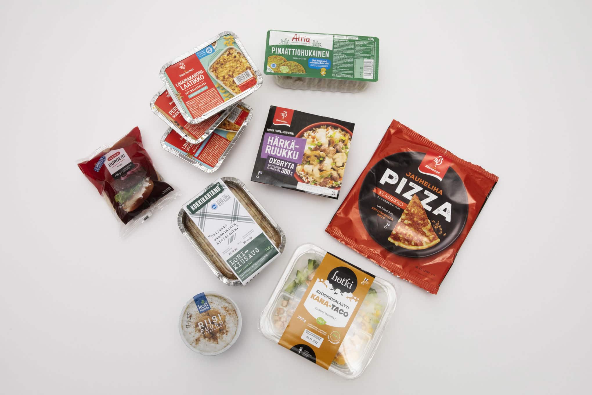 Erilaisia valmisruokapakkauksia.