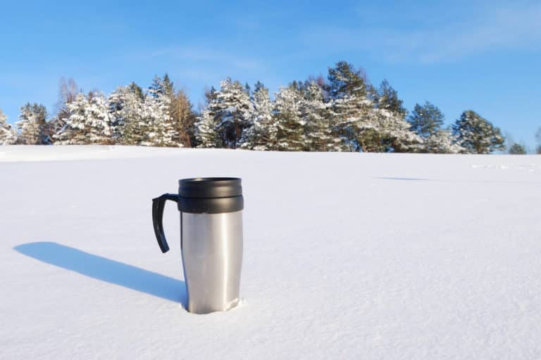 Termosmuki lumihangessa.