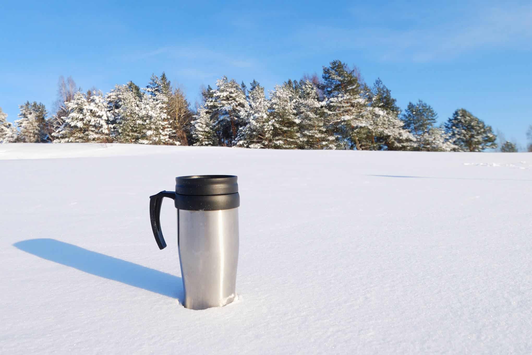 Termosmuki lumihangessa.