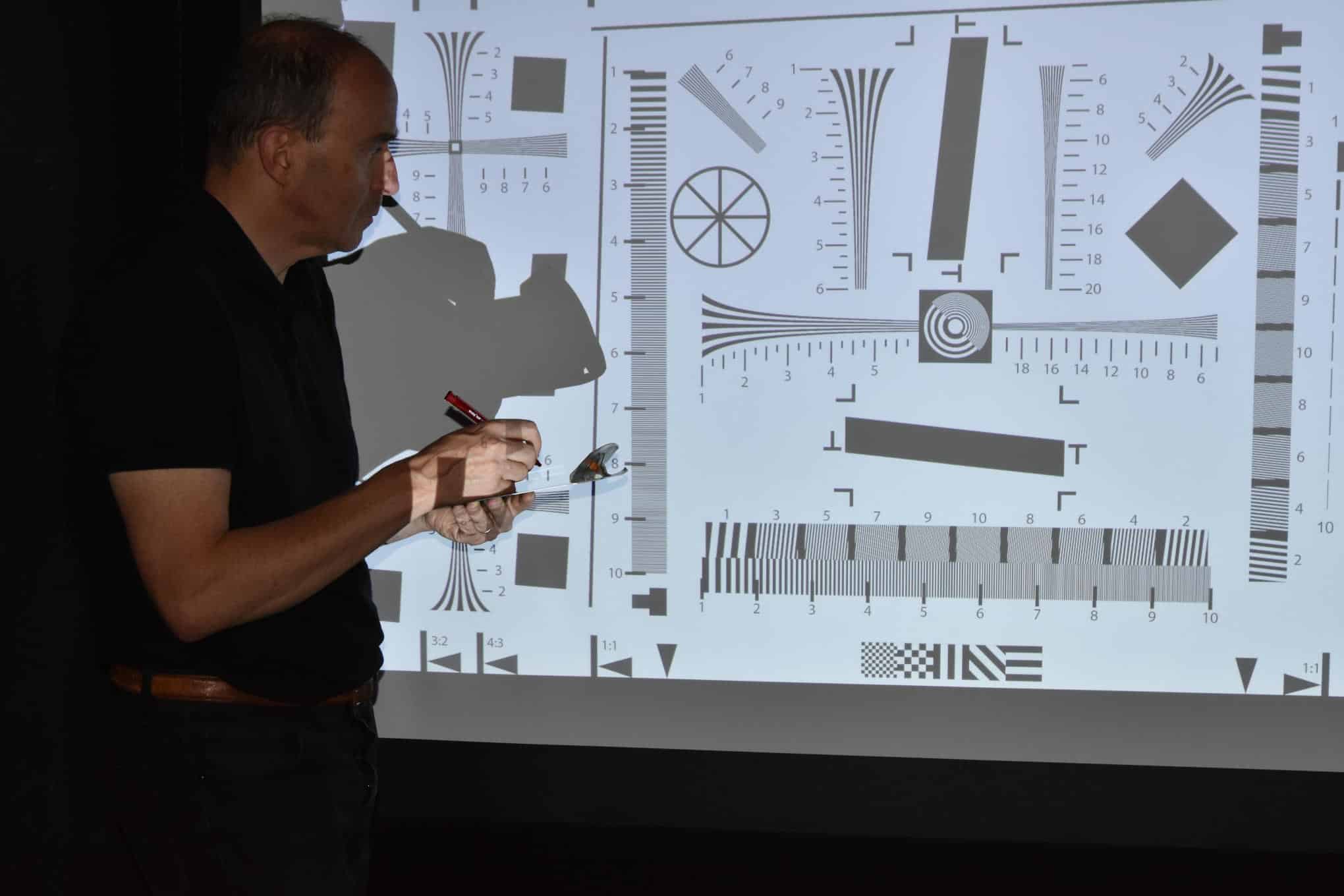 Videotykillä heijastettuja kuvia ja testaaja.