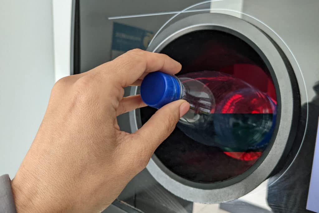 Lukijakysymys: Pitääkö kaupan ottaa vastaan palautustölkkejä?