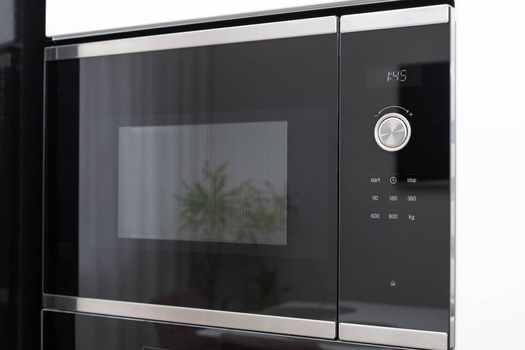 Kalusteisiin sijoitettava mikroaaltouuni.