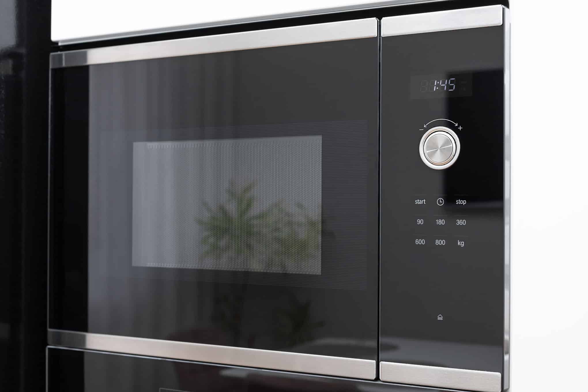 Kalusteisiin sijoitettava mikroaaltouuni.