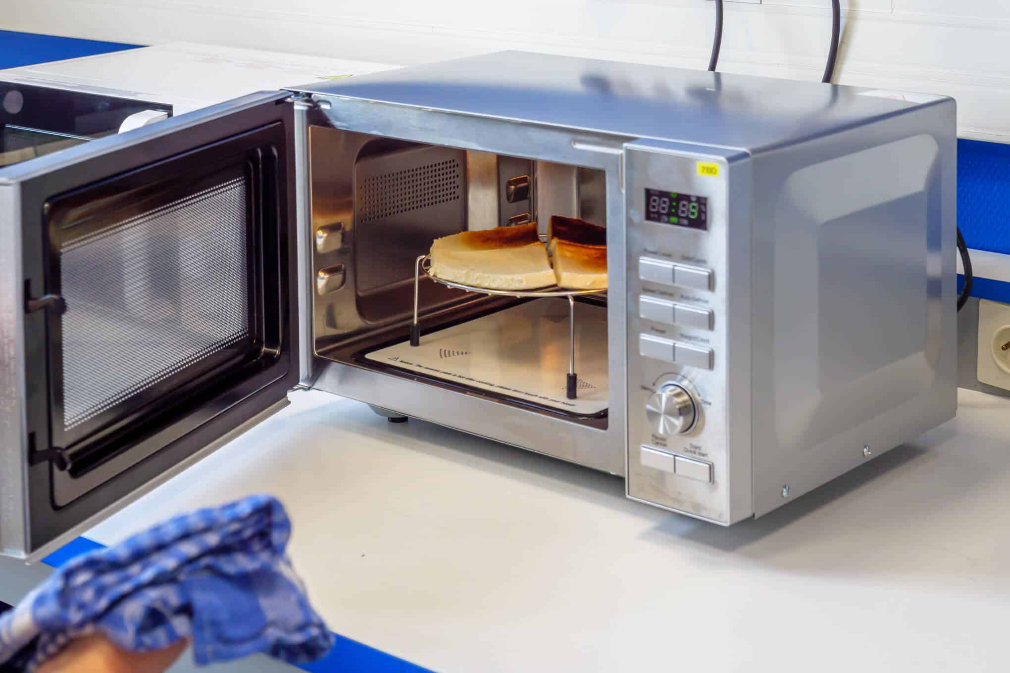 Mikroaaltouunissa on paahtoleipä grillausalustalla.