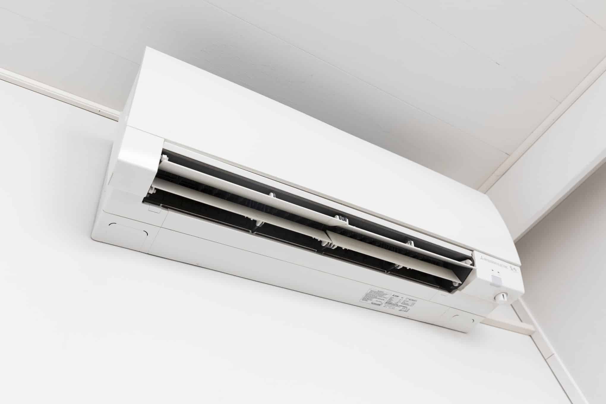 Valkoinen ilmalämpöpumppu.