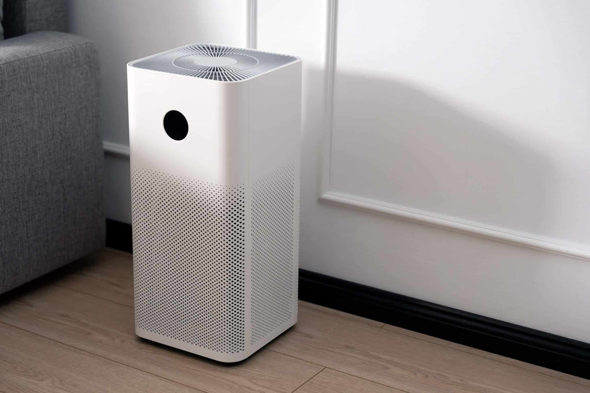 Ilmanpuhdistin sohvan vieressä.