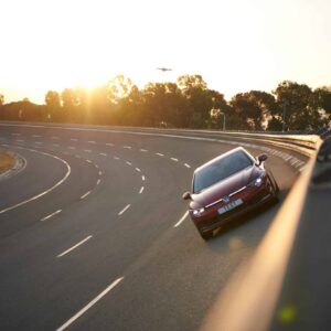 Auto ajamassa tiellä.