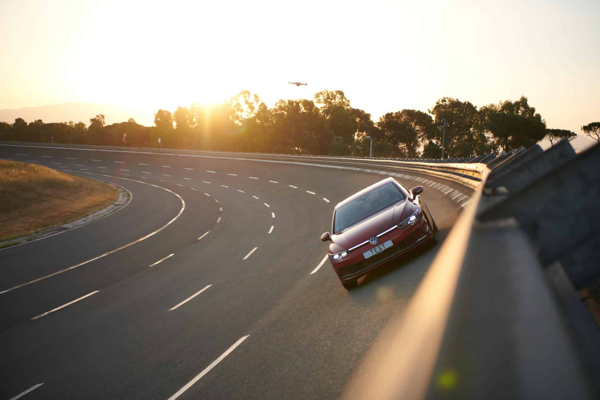 Auto ajamassa tiellä.