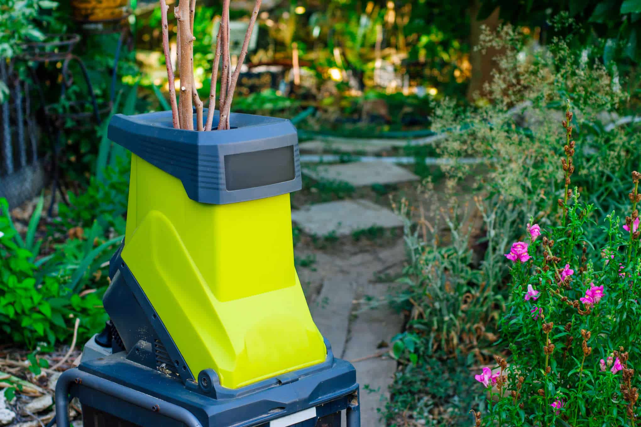 Puutarhassa on oksasilppuri, jossa on oksia.