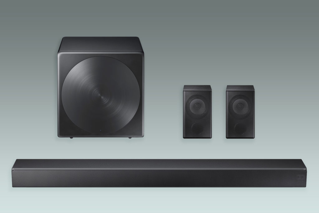 Soundbar-kaiutin, kaiutin ja kaiutinpari.