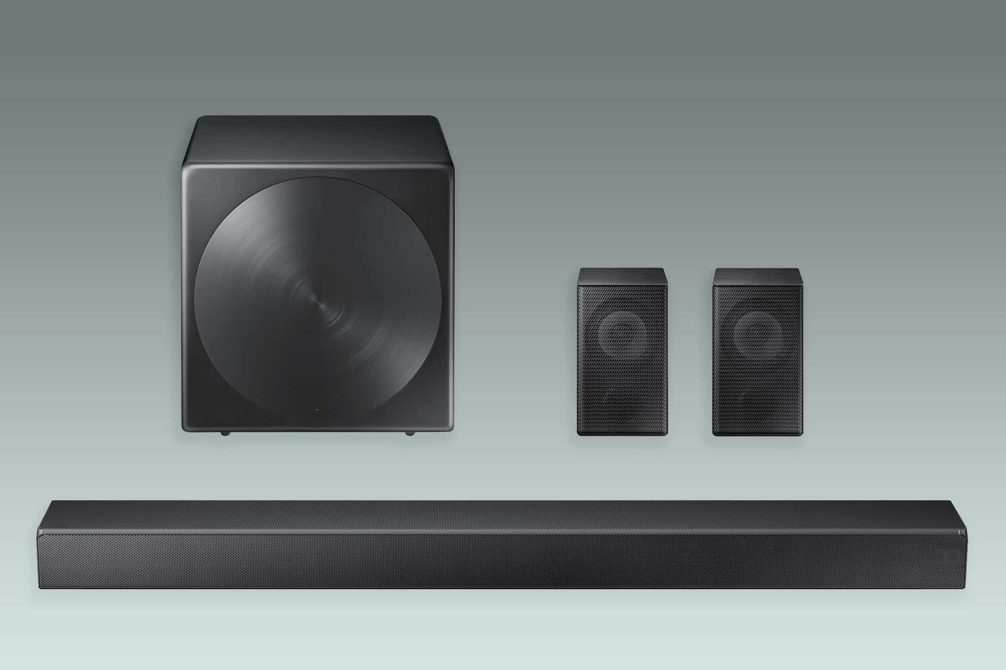 Soundbar-kaiutin, kaiutin ja kaiutinpari.