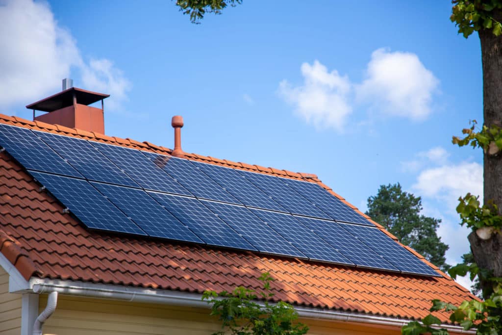 Aurinkosähkö sopii koteihin, joissa sähköä kulutetaan runsaasti myös kesällä – Näin ostat itsellesi sopivan aurinkosähköjärjestelmän