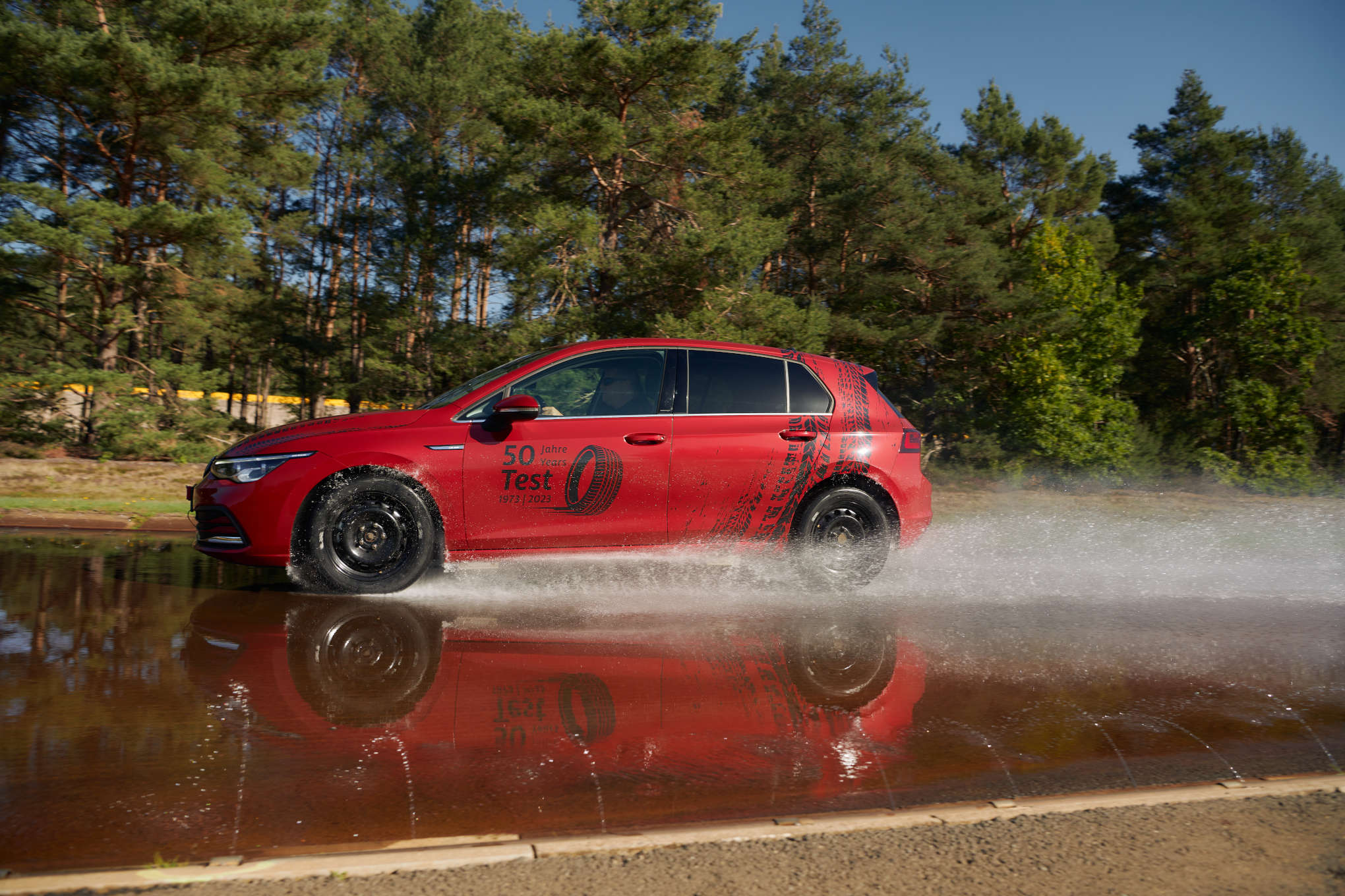 Auto ajamassa märällä ajoradalla.