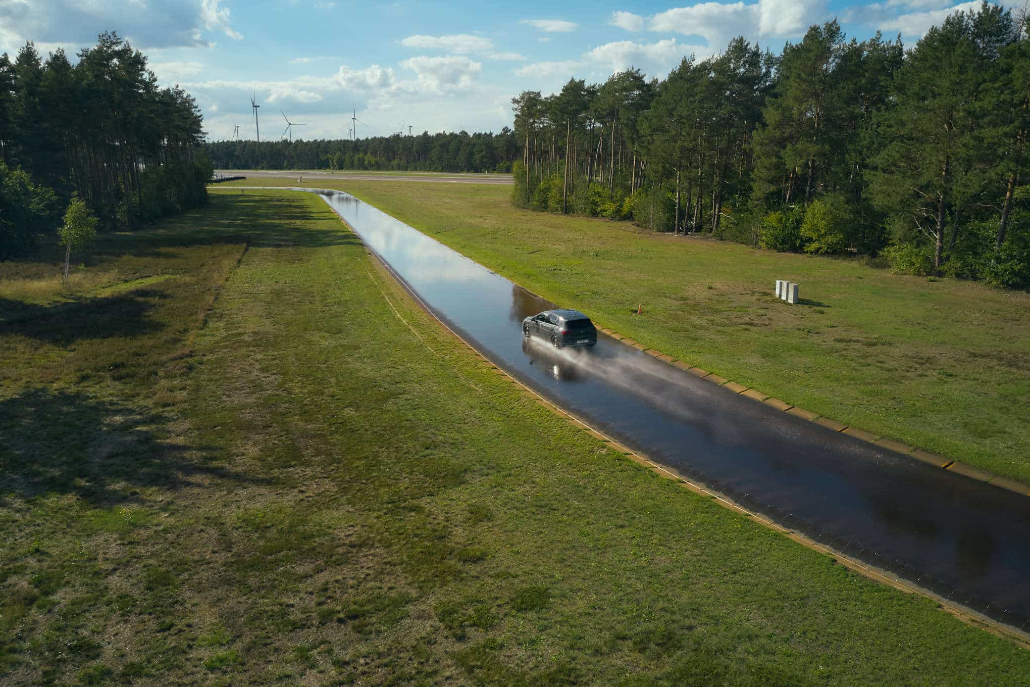 Auto ajamassa märällä ajoradalla.