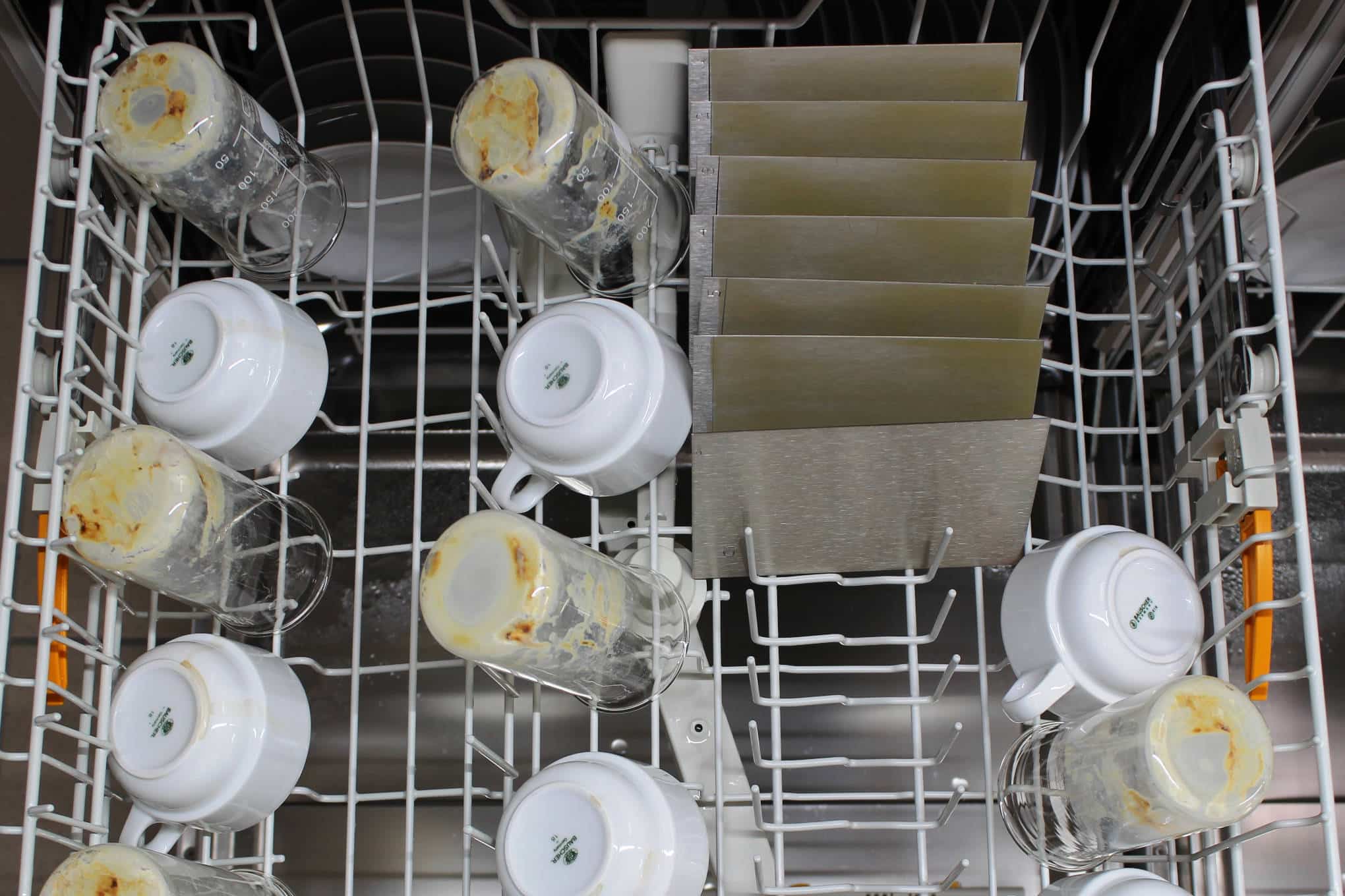 Likaisia astioita astianpesukoneessa.