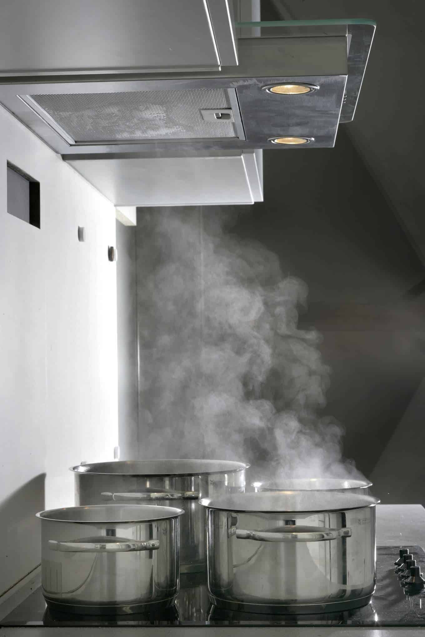 Liesituuletin, jonka alla kuumennetaan vettä neljällä kattilalla.