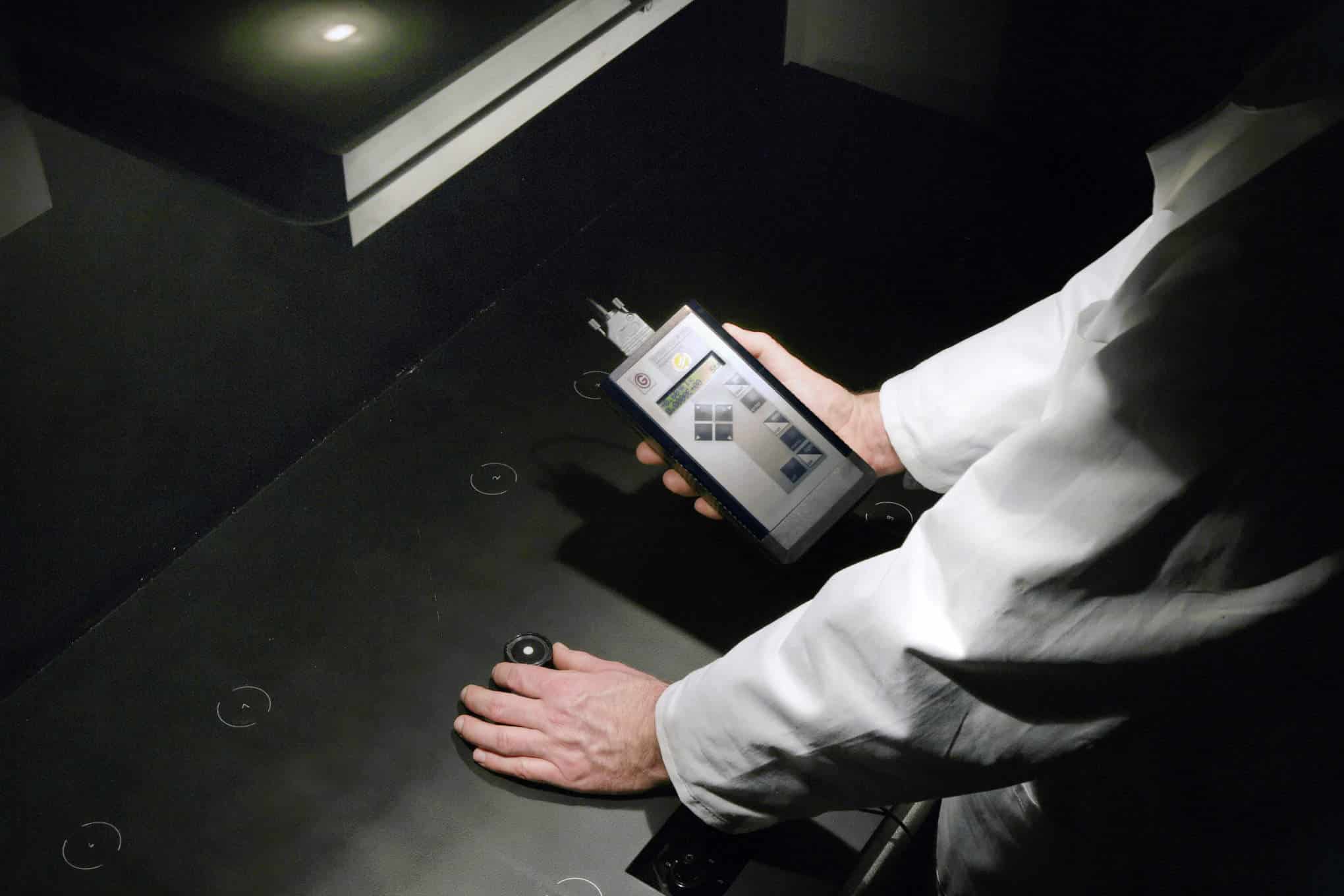 Testaaja, mittari ja liesituuletin, jonka valo on päällä.