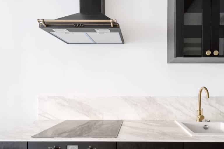 Liesituuletin ja muita keittiökalusteita.