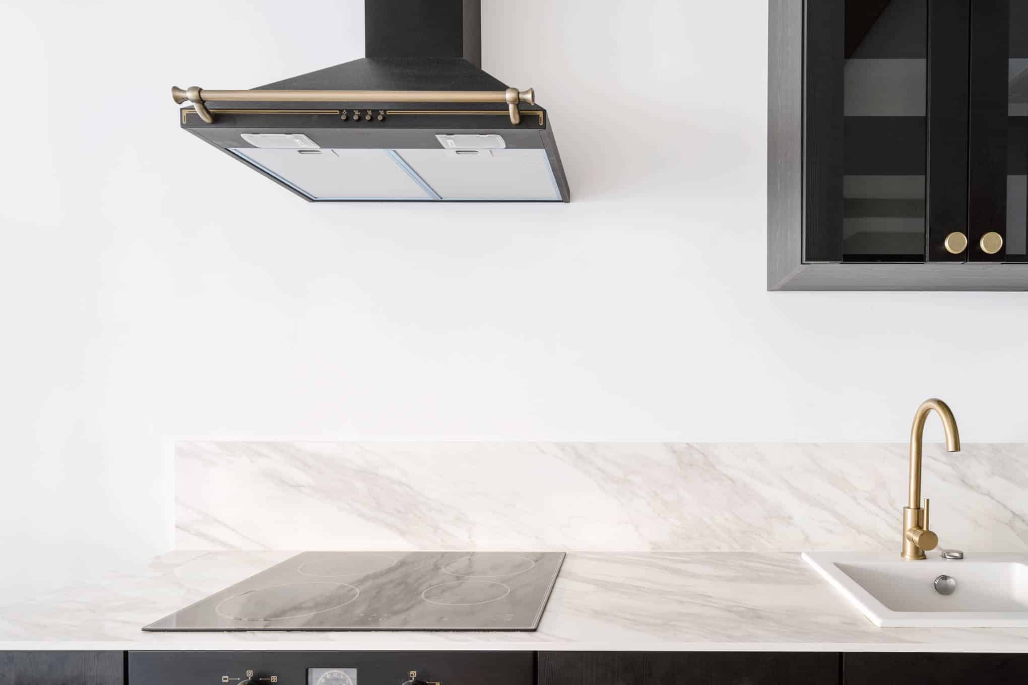 Liesituuletin ja muita keittiökalusteita.