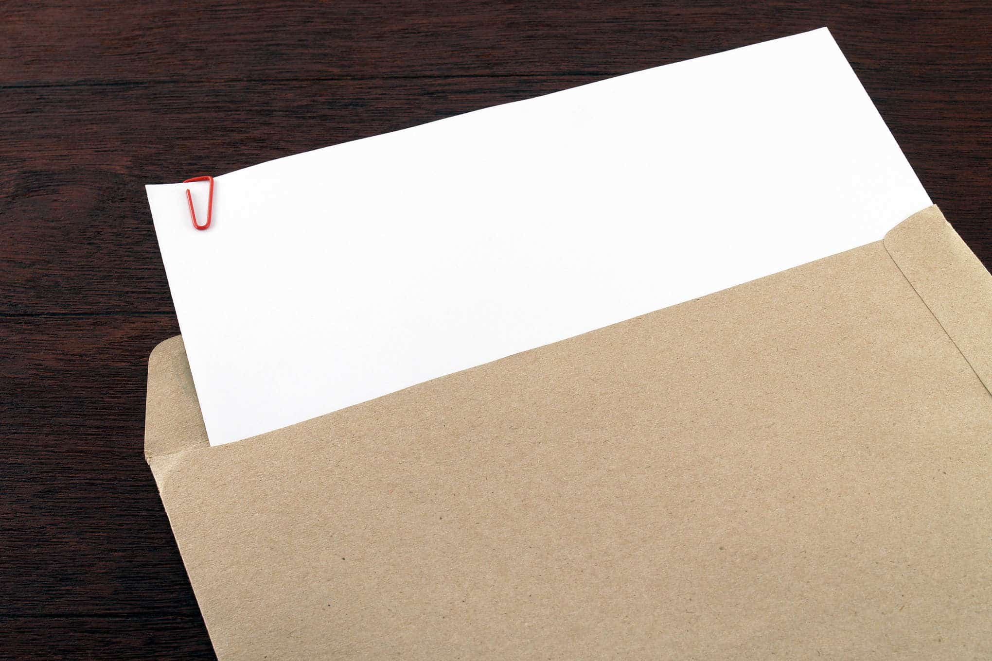 Papereita avatussa kirjekuoressa.