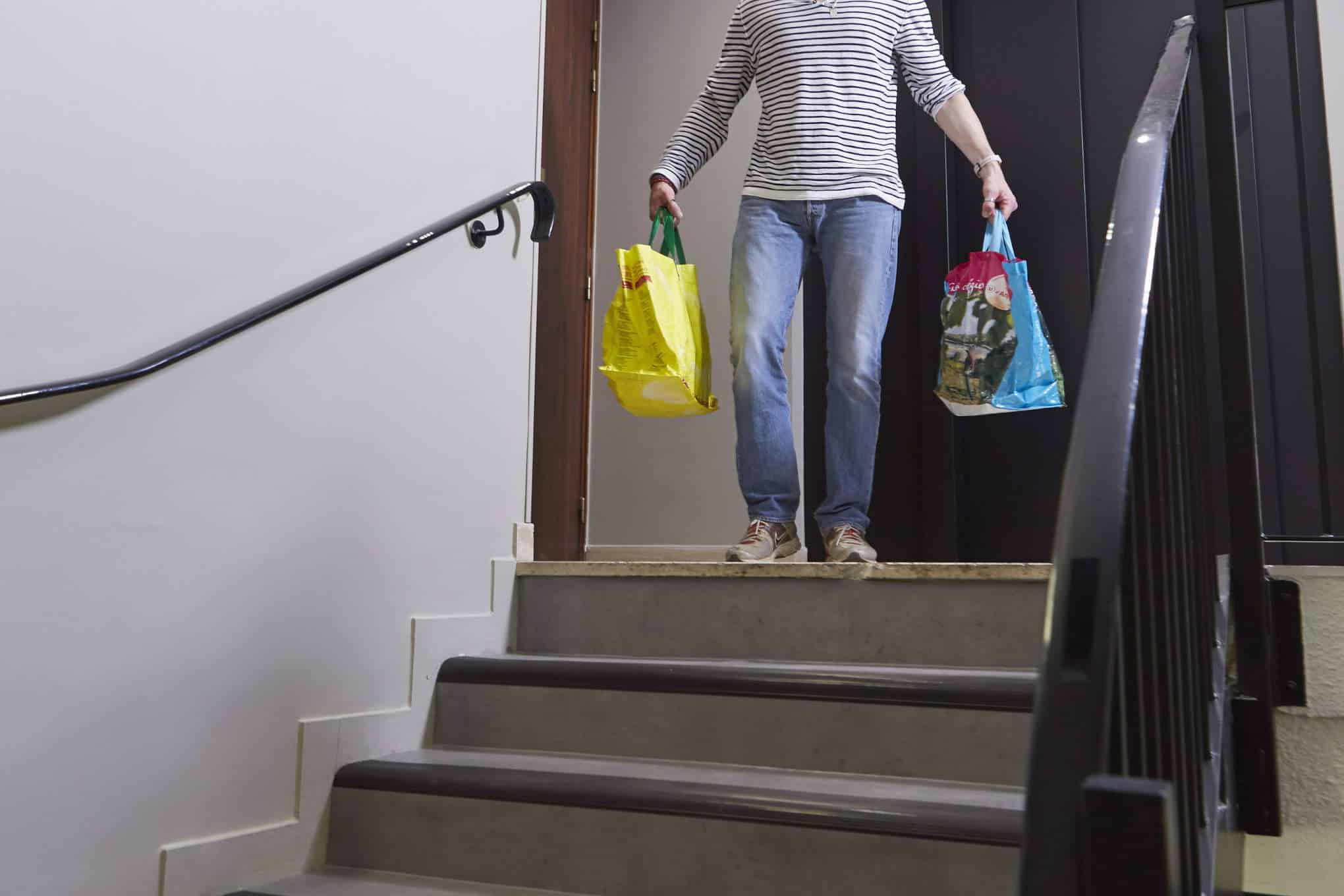 Henkilö viemässä roskia.